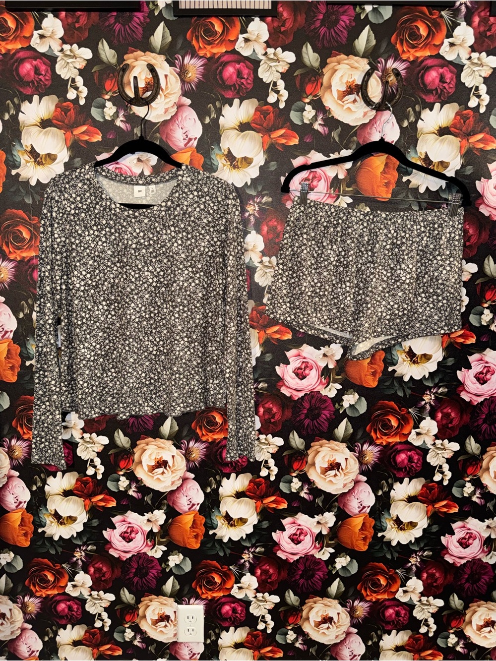 Women's Charcoal & White Long-Sleeve Floral Print Top & Matching Shorts PJs, M
